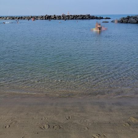 شقة A Few Steps From The Sea فيوميتشينو المظهر الخارجي الصورة